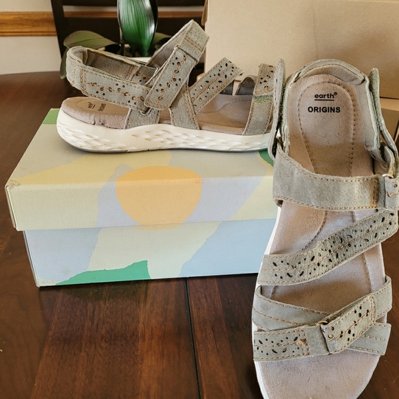 size 10 wide women's sandals